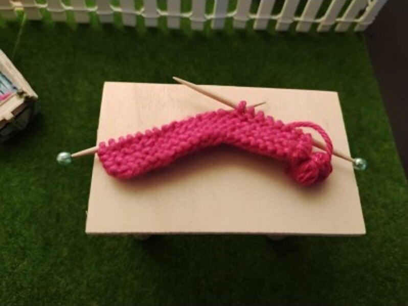 Miniatur Strickzeug Pink - Wichteltür Zubehör. Handarbeit. Dekoartikel