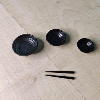 Miniatur Schüsselset mit Stäbchen breit. 5-teilig für die Wichteltür. Wichteltüren Zubehör. Miniaturen. Dekoartikel