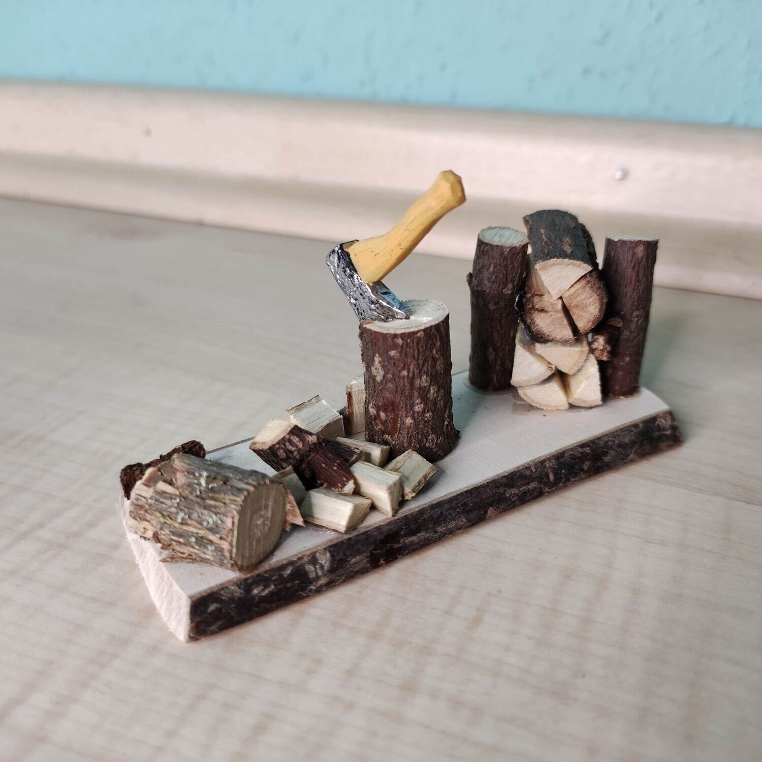 Miniatur Hackstock mit Axt. Wichteltür Zubehör. Krippenzubehör. Dekoartikel