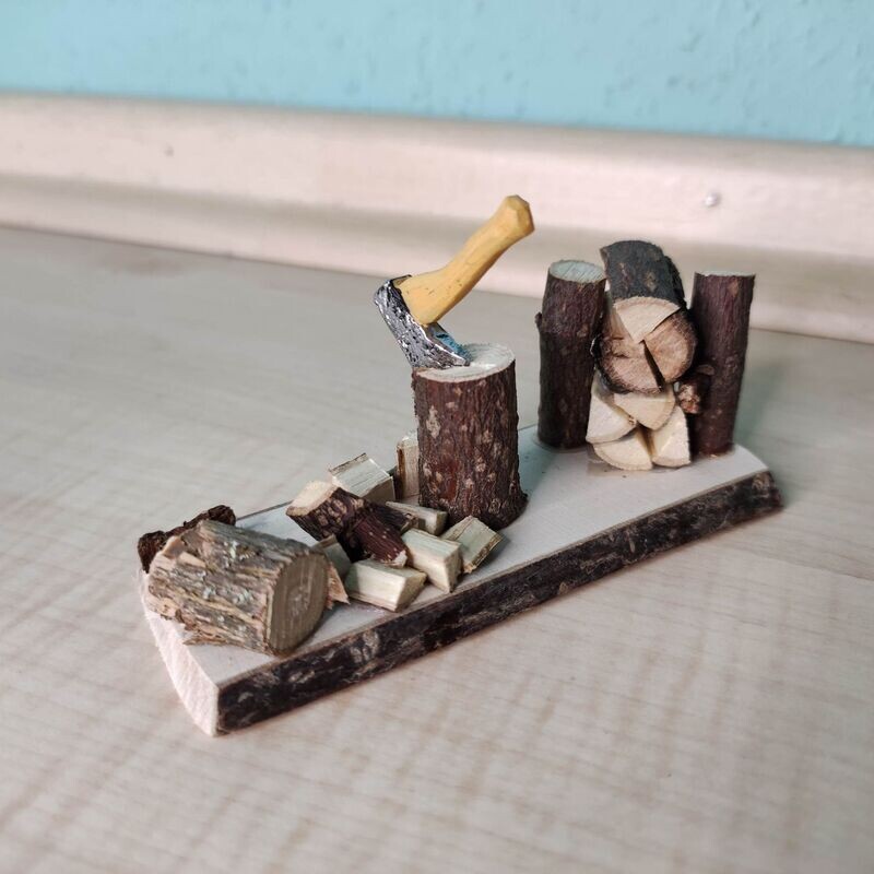 Miniatur Hackstock mit Axt. Wichteltür Zubehör. Krippenzubehör. Dekoartikel