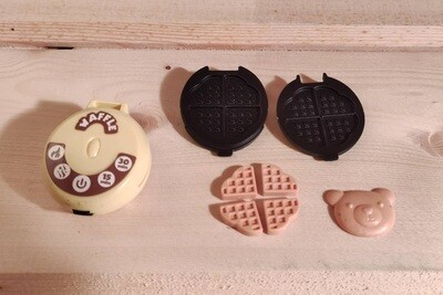 Miniatur Waffeleisen, ca. 4 cm.  GELB. Wichteltür Zubehör. Dekoartikel