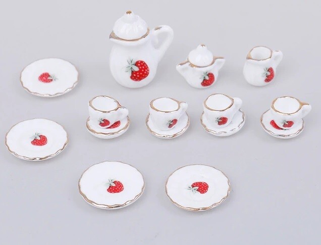 Miniatur-Teeservice im Erdbeerdesign
