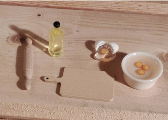 Miniatur Backset mit Rührschüssel, aufgeschlagenem Ei, Öl, Brett und Nudelholz. Wichteltür Zubehör. Dekoartikel
