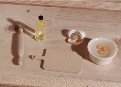 Miniatur Backset mit Rührschüssel, aufgeschlagenem Ei, Öl, Brett und Nudelholz. Wichteltür Zubehör. Dekoartikel