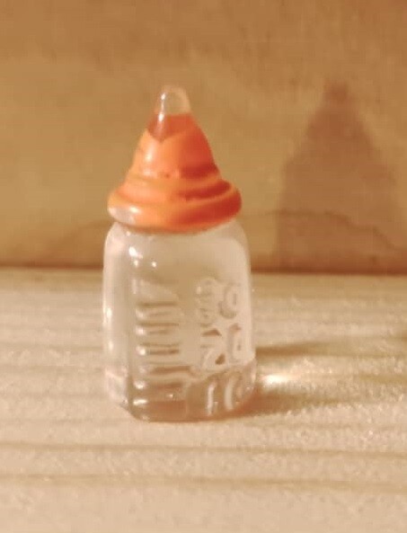 Miniatur Babyflasche,  2,2 cm. Orange  - Wichteltür Zubehör. Dekoartikel