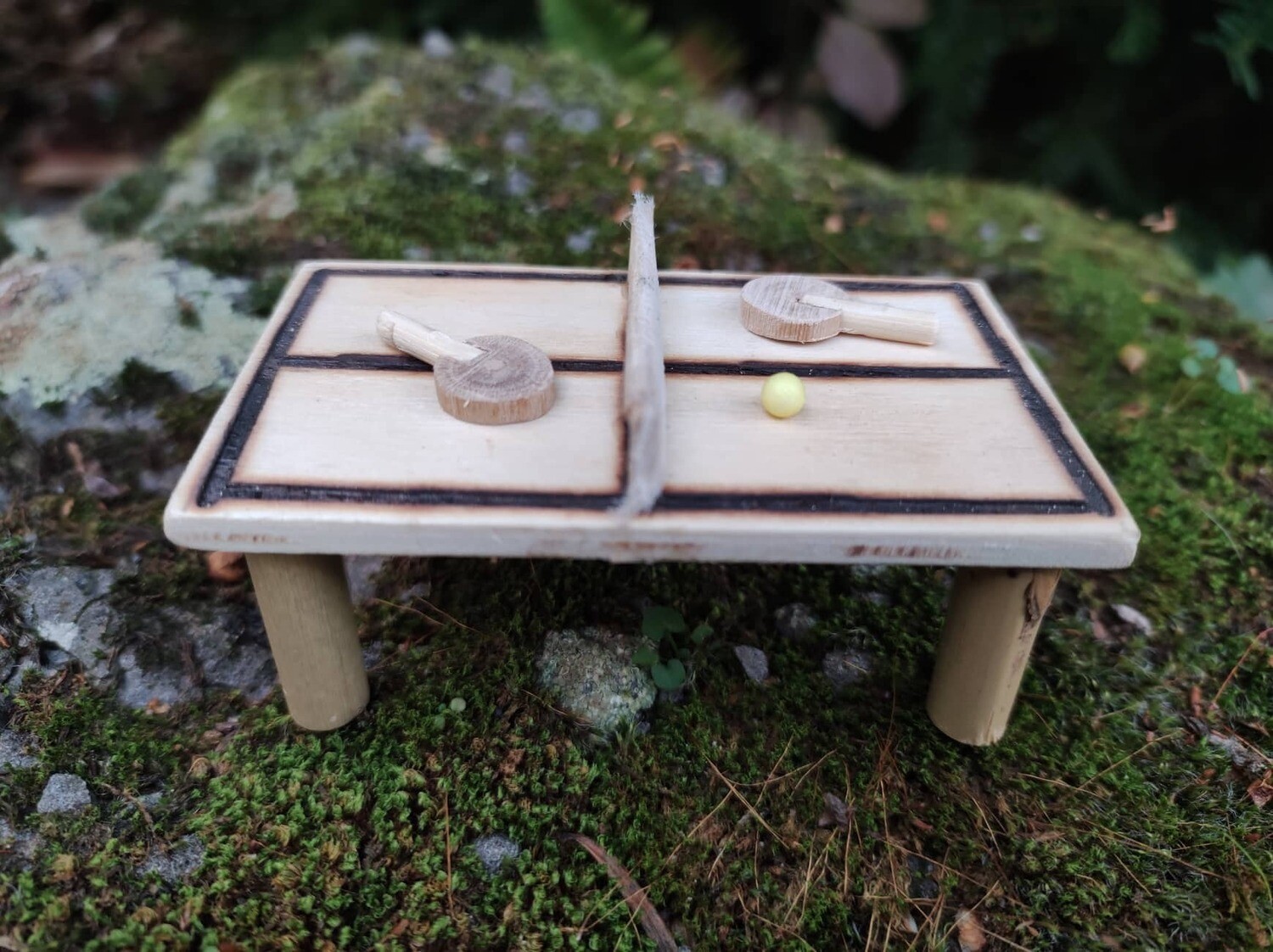 Miniatur Tischtennisplatte mit 2 Tischtennisschlägern und 3 Bällen. Wichteltür Zubehör. Miniaturen. Dekoartikel