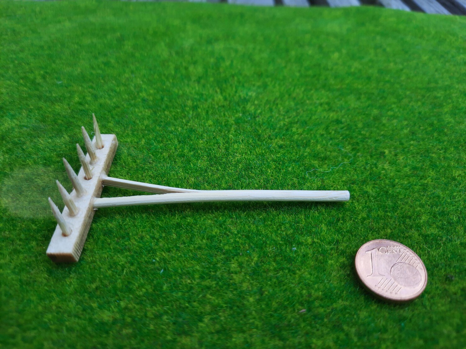 Miniatur Rechen. Holz. 7 cm. Wichteltür Zubehör. Dekoartikel