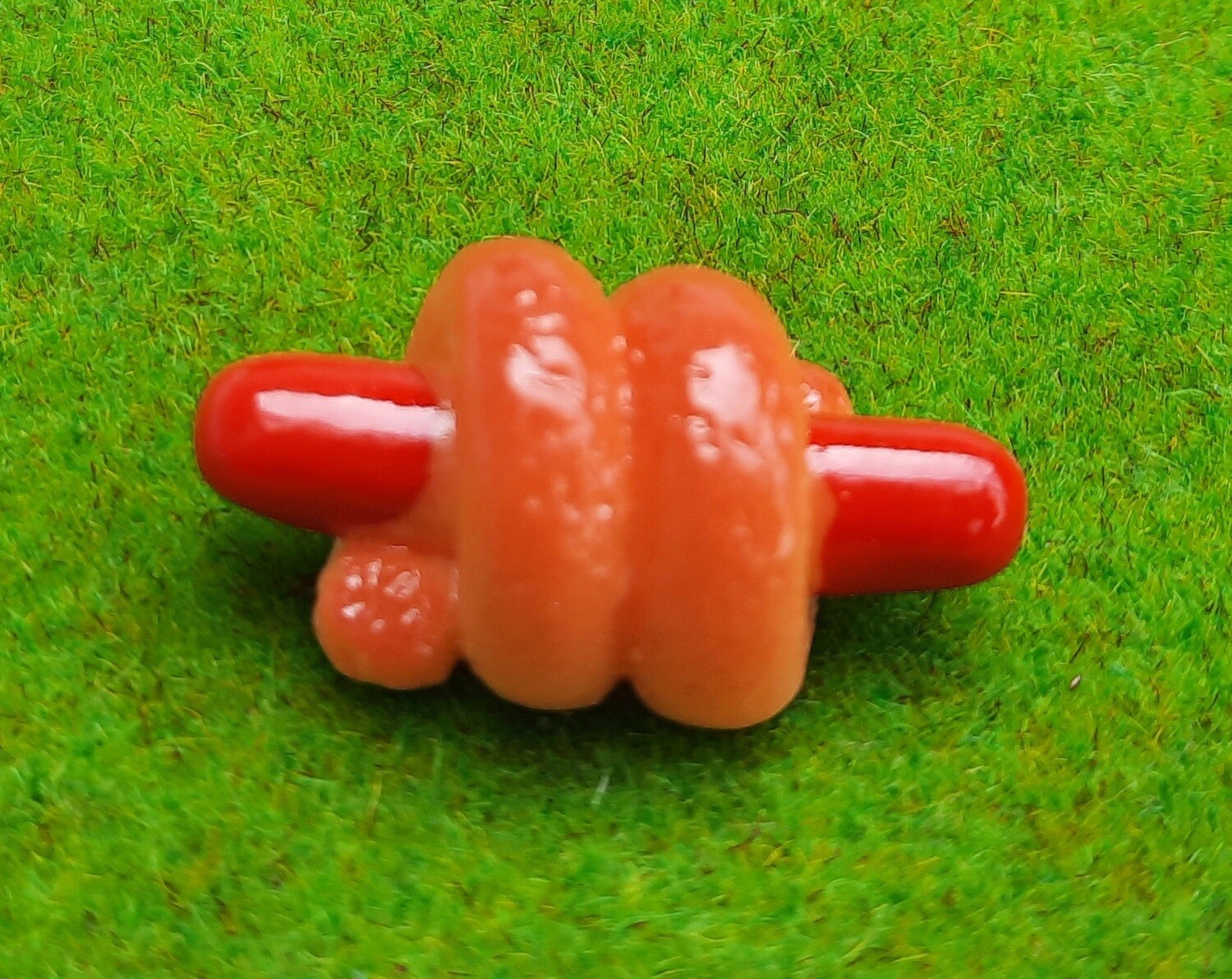 Miniatur Würstchen im Mantel, ca. 3,3 cm - Wichteltür Zubehör. Dekoartikel