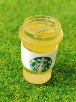 Miniatur Trinkgefäß, Kaffee Becher to Go, 4 cm. Gelb. - Wichteltür Zubehör. Dekoartikel