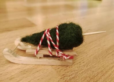 Miniatur Weihnachtsbaum gefilzt mit Schlitten. Wolle. Wichteltür Zubehör. Puppenstube. Dekoartikel