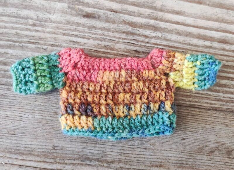 Gehaekelter Pullover gelb-gruen-braun fuer 13 cm Philomena Kloss Baby Baeren