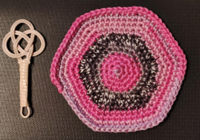 Miniatur Teppichklopfer mit gehäkelter Mini Teppich. Pink-Grau. Wichteltür Zubehör. Baumwolle. Dekoartikel