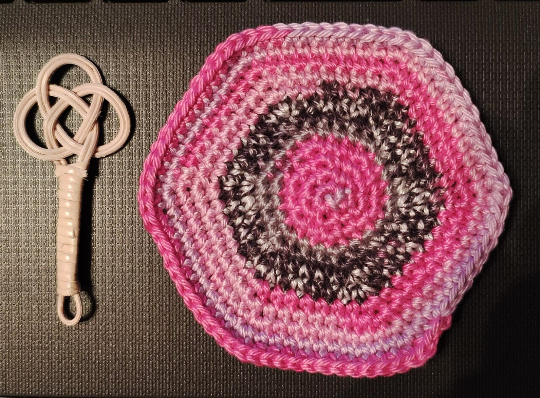 Miniatur Teppichklopfer mit gehaekeltem Mini Teppich Miniatur Teppichklopfer mit gehaekeltem Mini Teppich