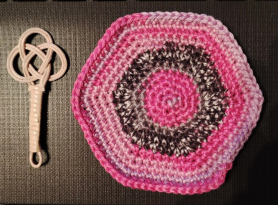 Miniatur Teppichklopfer mit gehaekeltem Mini Teppich