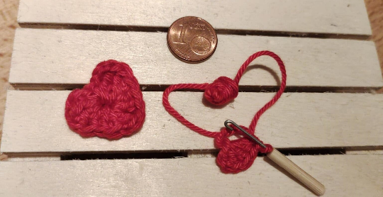 Miniatur Häkelnädel 3,5 cm mit Mini Magischem Kreis und  Häkelherz Rot. Valentinstag. Baumwolle. Wichteltür und Feentür Zubehör. Dekoartikel