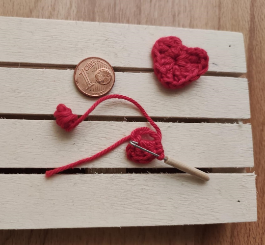 Miniatur Haekelnadel 3,5 cm mit gehaekeltem Herz Miniatur Haekelnadel 3,5 cm mit gehaekeltem Herz