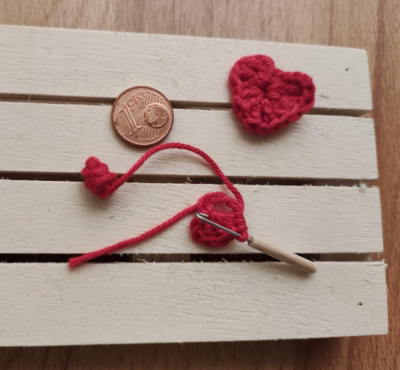Miniatur Haekelnadel 3,5 cm mit gehaekeltem Herz