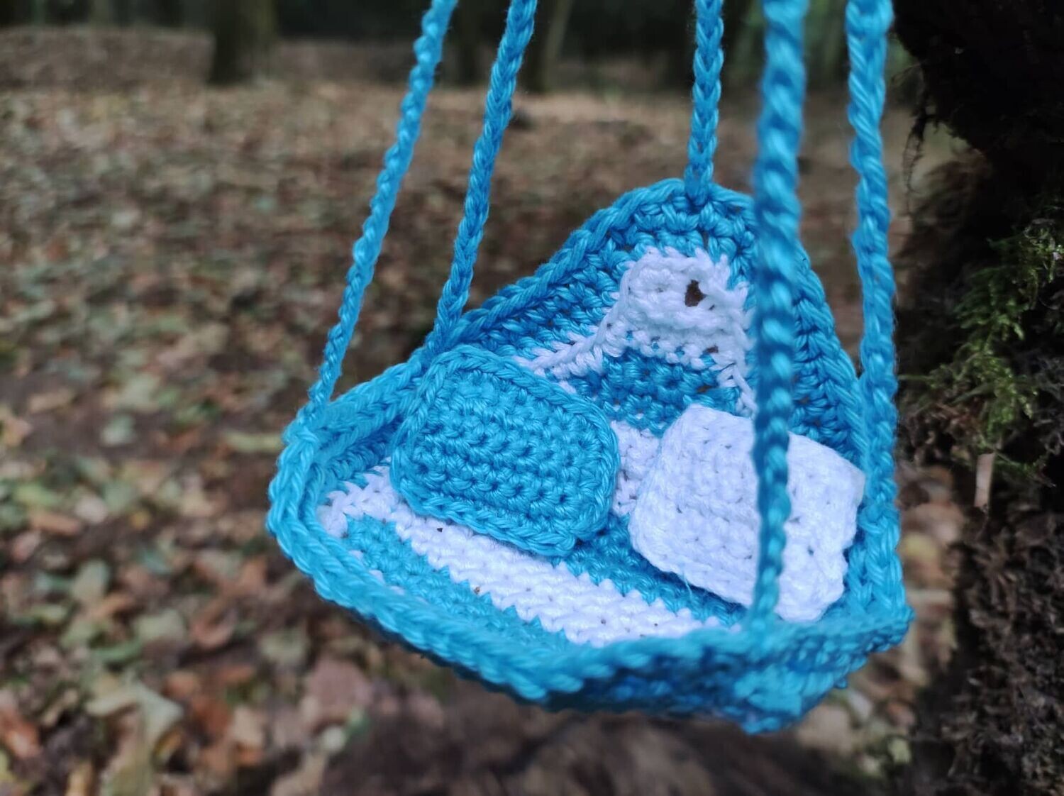 Miniatur Hängesessel mit Kissen gehäkelt. Türkis-weiß. Feengarten.  Wichteltür Zubehör. Hängematte. Baumwolle. Dekoartikel