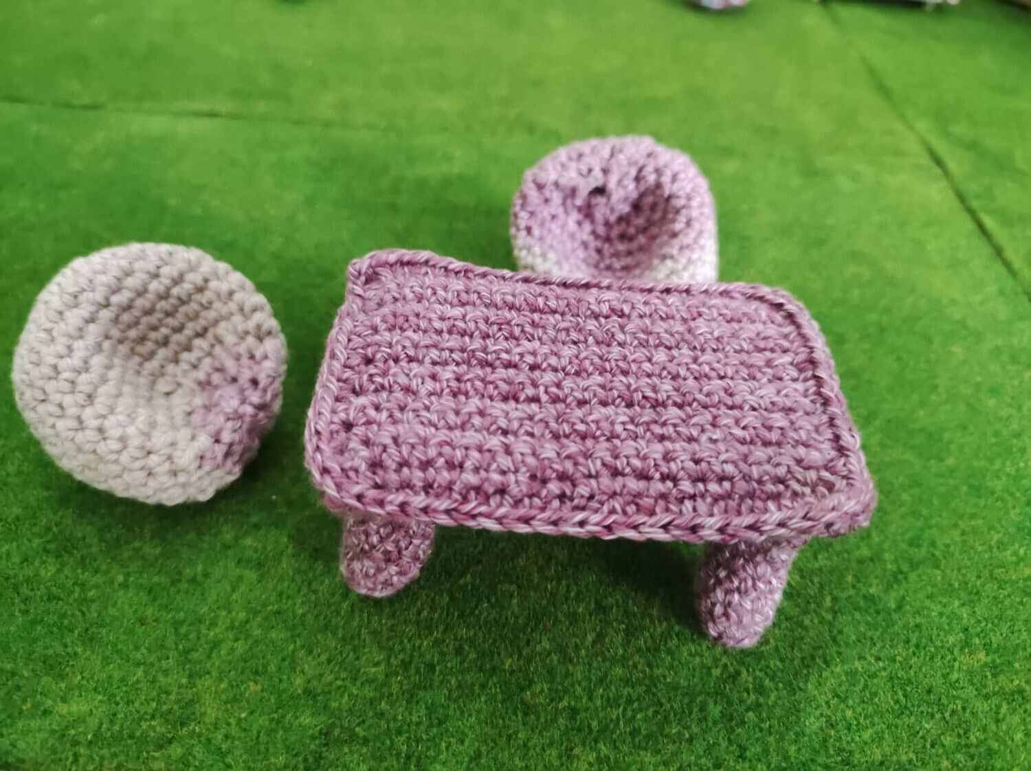 Zwei Miniatur Sitzkissen mit Tisch gehäkelt. Lila. Wichteltür Zubehör. Feentür. Miniaturen. Wichtelmöbel. Baumwolle. Dekoartikel