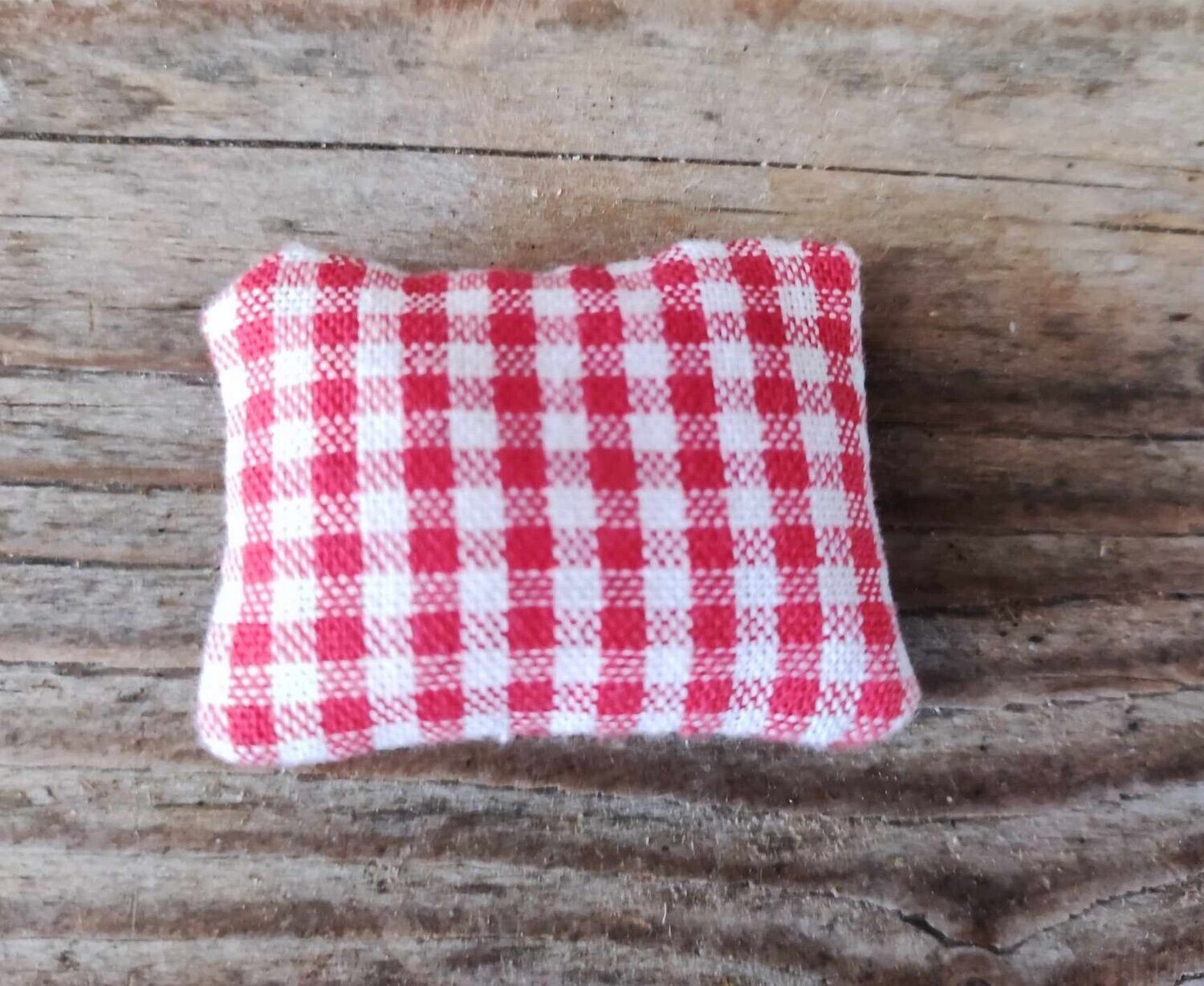 Wichtelkissen 4 cm. Kissen rot-weiß kariert. Baumwolle. Wichteltür Zubehör. Dekoartikel