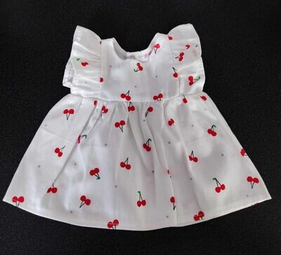 Weißes Kleid mit Kirschmuster (für 40 cm Bären). Baumwolle. Dekoartikel. Gebraucht