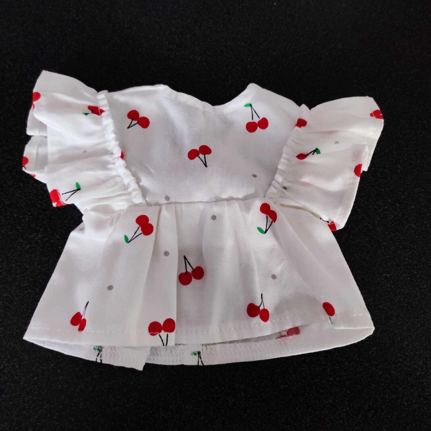 Weißes Kleidchen mit Kirschmuster (für 23 cm Bären). Baumwolle. Dekoartikel. Gebraucht