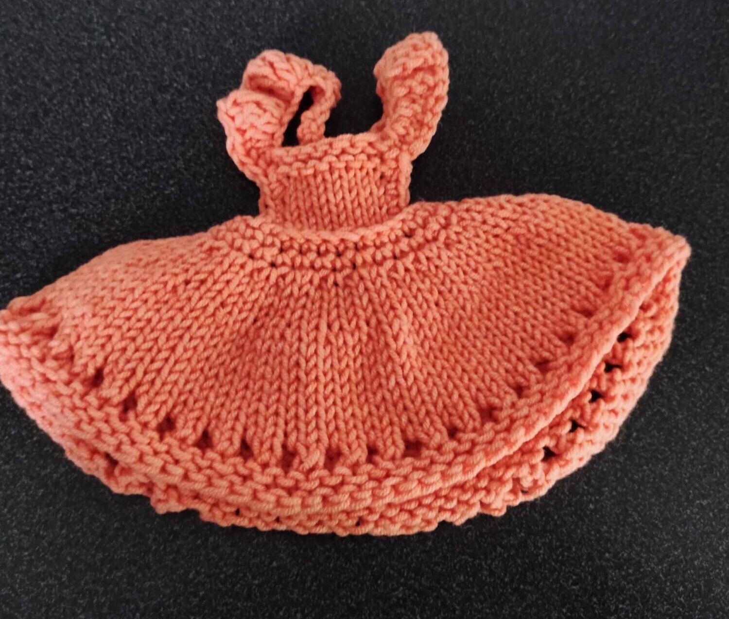 Kleines gestricktes Sommerkleid Orange. Wolle. Für 23 cm Bären. Dekoartikel. Gebraucht
