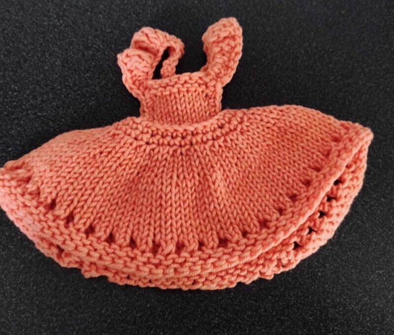 Kleines gestricktes Sommerkleid Orange. Wolle. Für 23 cm Bären. Dekoartikel. Gebraucht