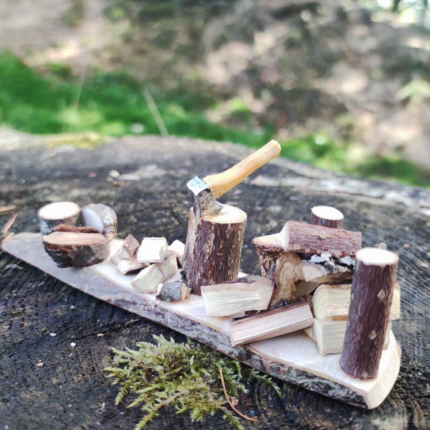 Mini Hackstock mit Axt. Holz. Wichteltür Zubehör. Miniaturen 1zu12. Dekoartikel