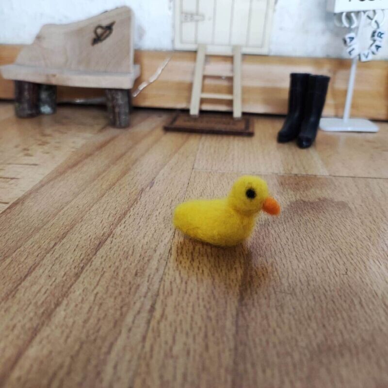 Gefilzte kleine Ente für die Wichteltür. Miniatur Filzente 3 cm - Wolle. Wichteltür Zubehör. Oster- Dekoration