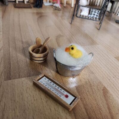 Gefilzte Mini Ente mit Metall-Wanne und Sauna-Zubehör. Filztier. Wichteltür Zubehör. Dekoartikel