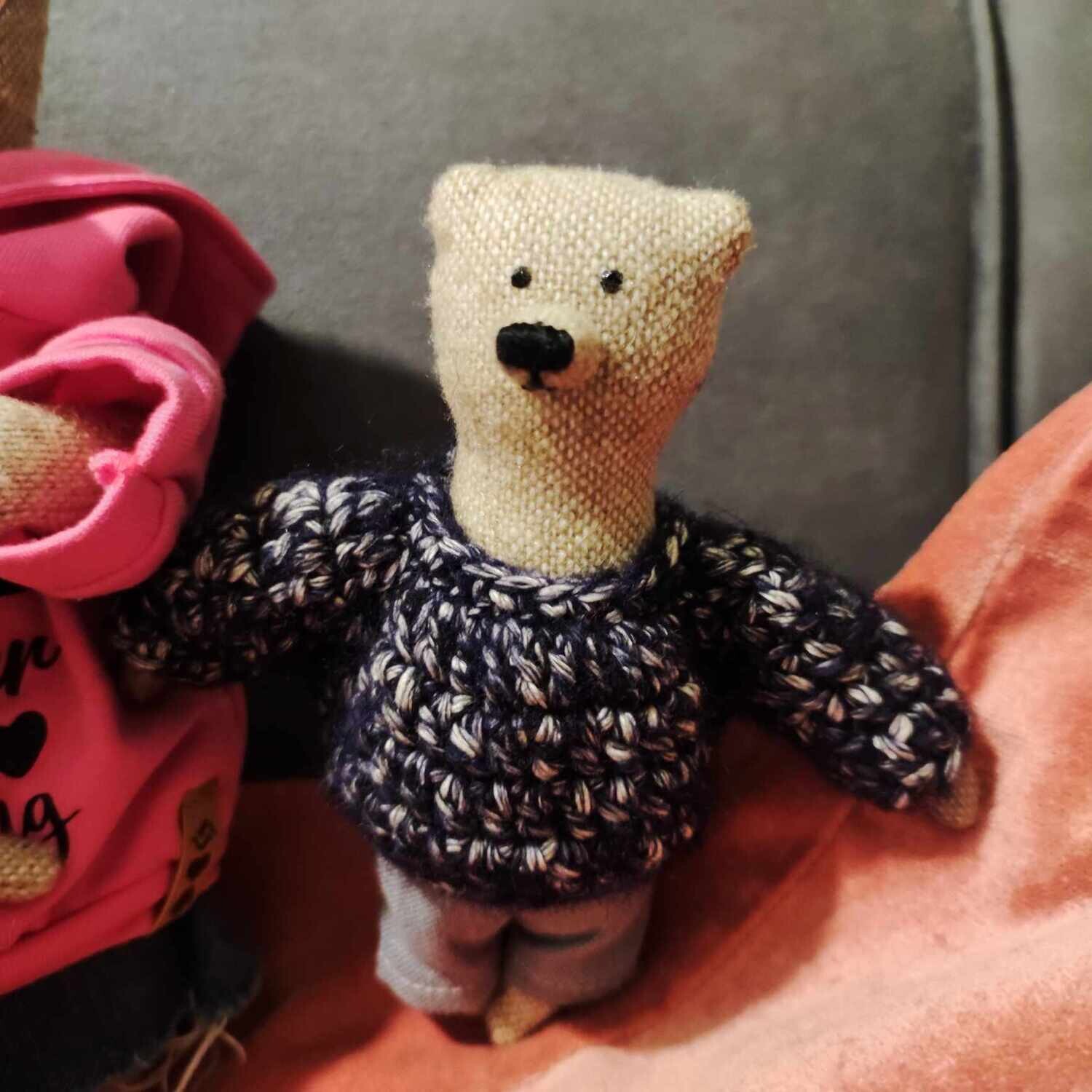 Warmer gehäkelter Pullover  blau-weiss meliert (Pulli für 13 cm Baby Bären). Baumwolle, Polyacryl, Wolle und Polyamid. Dekoartikel. Gebraucht