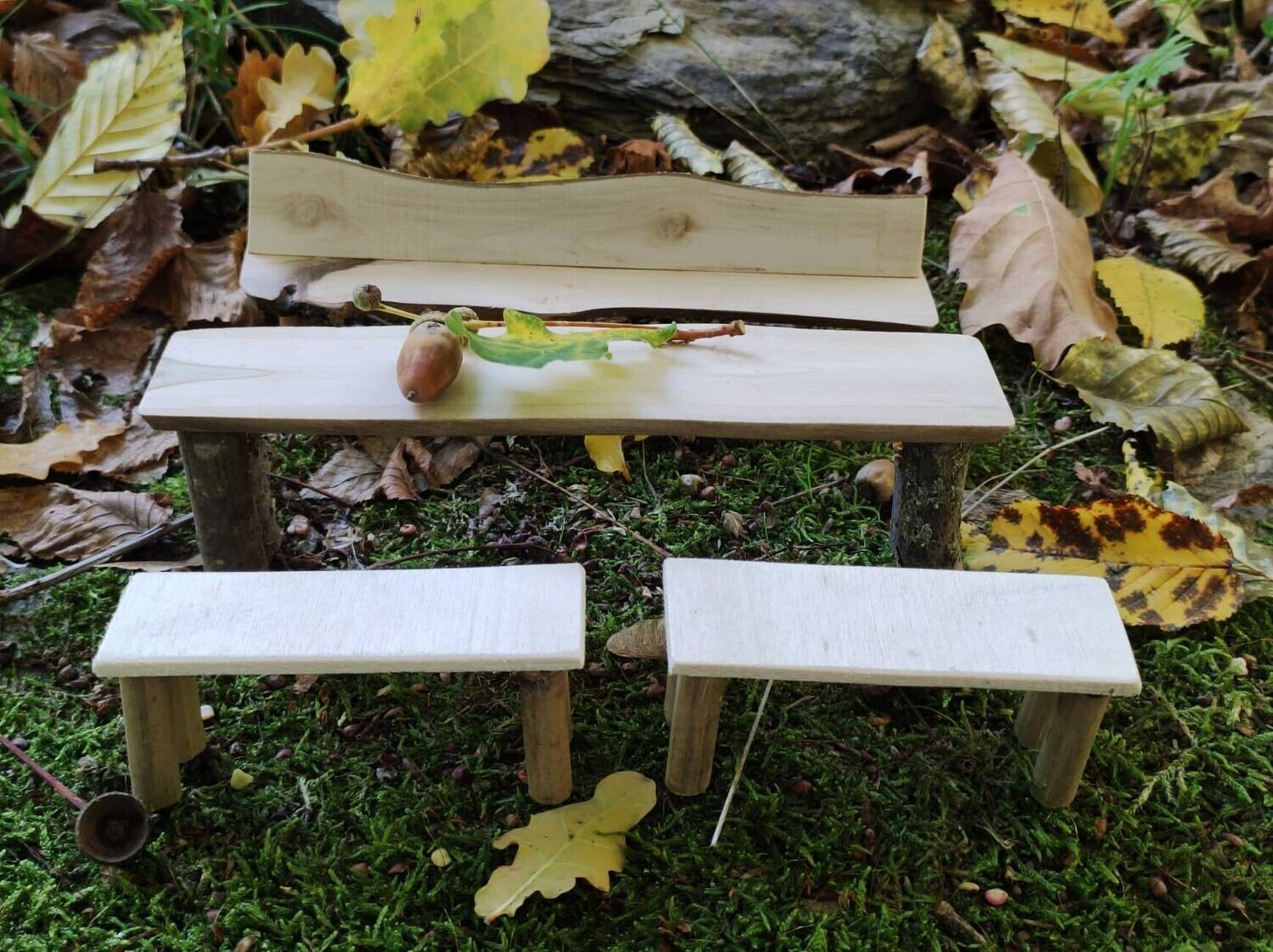 Miniatur Sitzgruppe. Tisch Set. Tisch und 3 Bänken aus Holz. Wichteltür Zubehör. Miniatur Möbel. Dekoartikel