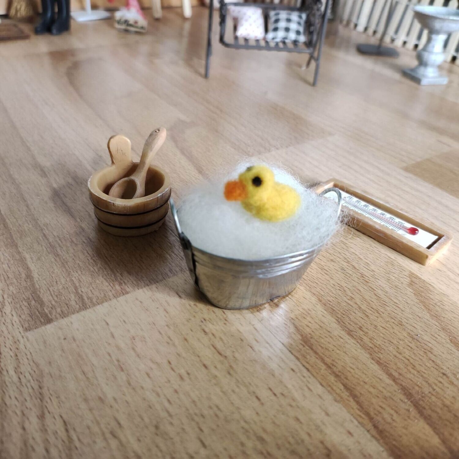 Gefilzte Mini Ente mit Metall-Wanne und Sauna-Zubehör. Filztier. Wolle. Wichteltür Zubehör. Dekoartikel