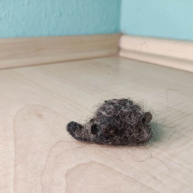 Gefilzter Mini Igel. Wichteltür Zubehör. Miniaturen 1zu12. Puppenhaus. Miniaturgarten. Jahreszeitentisch. Dekoartikel