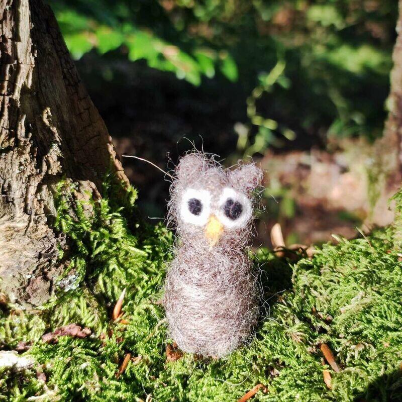 Gefilzte Mini Eule. Filztier. Wichteltür Zubehör. Miniaturen 1zu12. Wolle. Märchenwolle. Miniaturgarten. Dekoartikel