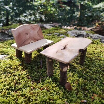 Miniatur Holztisch mit Holzbank. Wichteltür Zubehör. Holzmöbel 1zu12. Dekoartikel