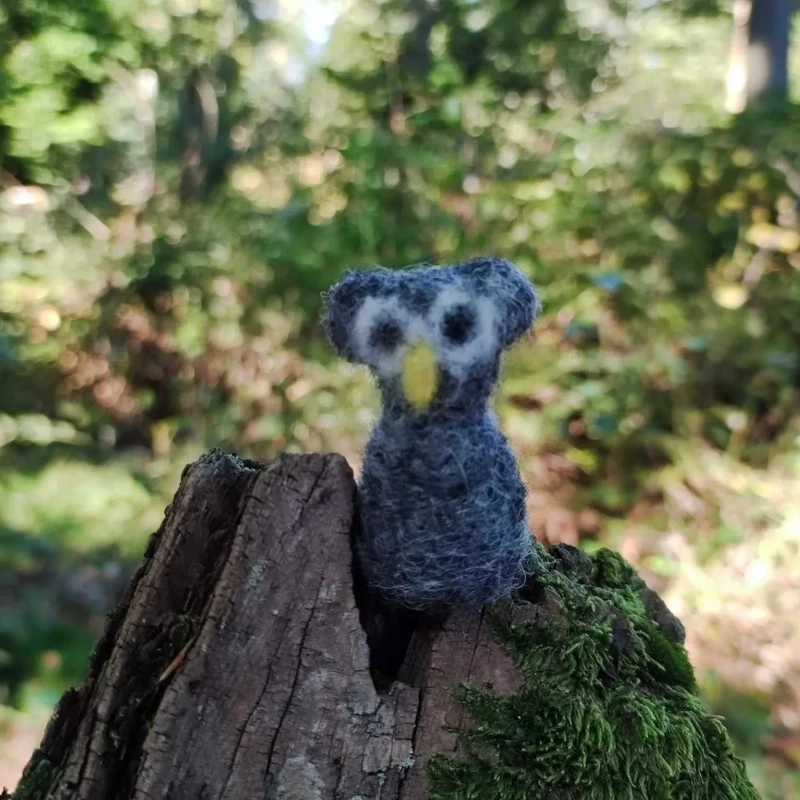 Gefilzte Mini Eule. Filztier. Wolle. Wichteltür Zubehör. Miniaturen 1zu12. Miniaturgarten. Dekoartikel