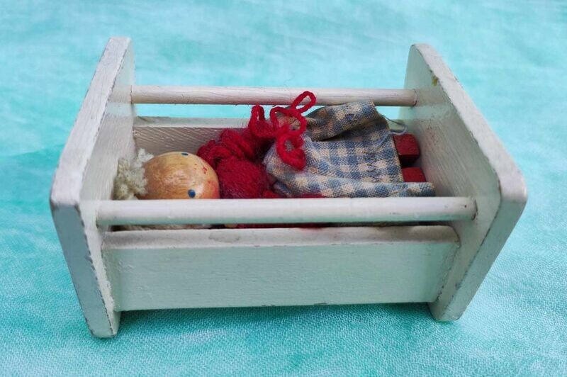 Vintage Puppenbett mit Puppe. Dekoartikel Vintage Puppenbett mit Puppe. Dekoartikel