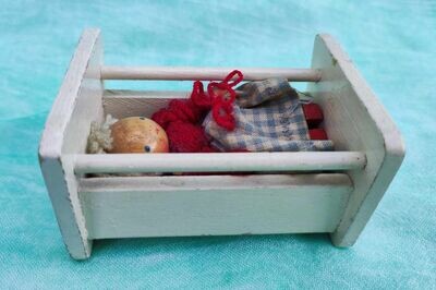 Vintage Puppenbett mit Puppe. Dekoartikel