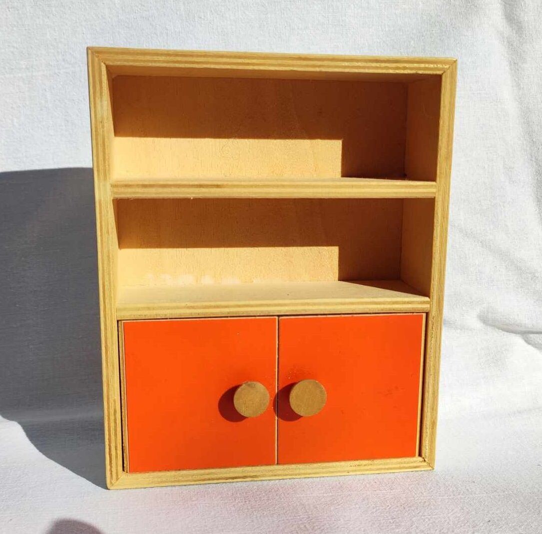 Vintage Schrank Orange für Puppenstube. Dekoartikel
