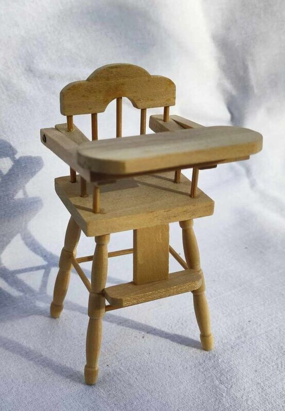 Vintage Miniatur Hochstuhl für Puppenstube. Dekoartikel Vintage Miniatur Hochstuhl für Puppenstube. Dekoartikel