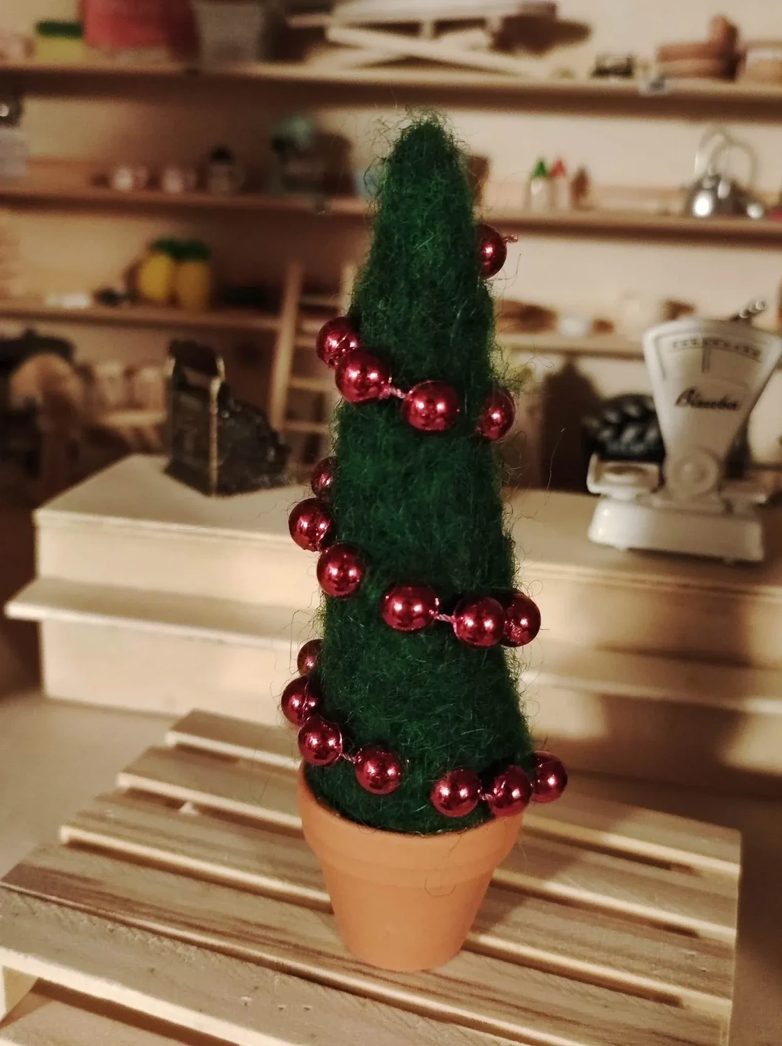 Gefilzter Miniatur Weihnachtsbaum mit roten Christbaumkugeln