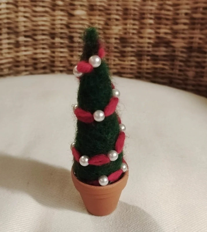 Gefilzter Miniatur Weihnachtsbaum mit  weissen Christbaumkugeln. Wolle. Dekoartikel