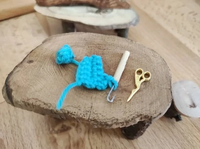 Miniatur Häkelnädel 3,5 cm mit Mini Wollknäuel und ersten Maschen türkis. Dekoartikel