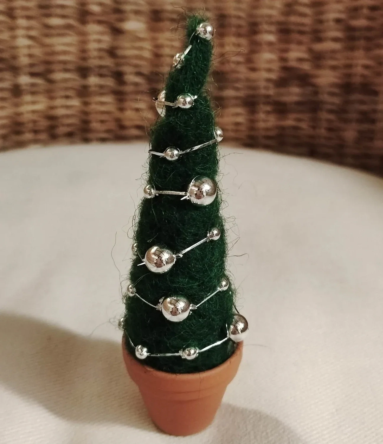 Gefilzter Miniatur Weihnachtsbaum mit silbernen Christbaumkugeln
