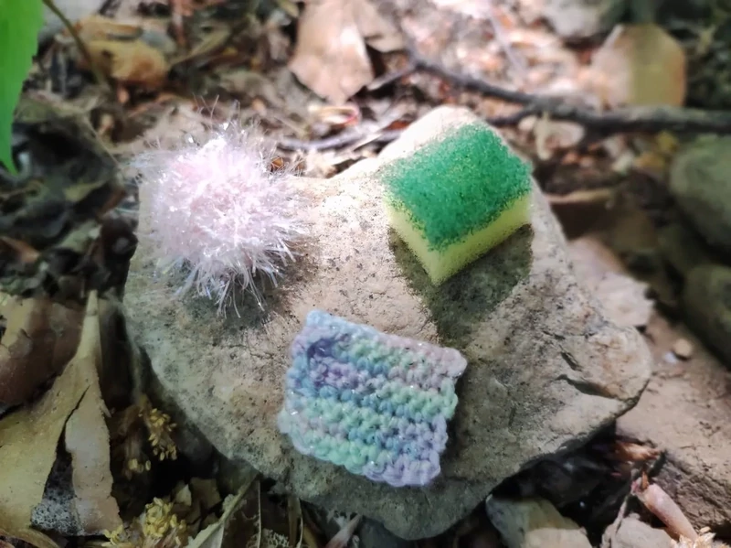 Miniatur Spülset 2 cm rosa. Spülschwamm. Wichteltür Zubehör. Dekoartikel