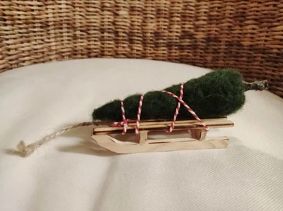 Gefilzter Mini Weihnachtsbaum mit Schlitten. Wolle. Wichteltür Zubehör. Puppenhaus. Miniaturgarten. Dekoartikel