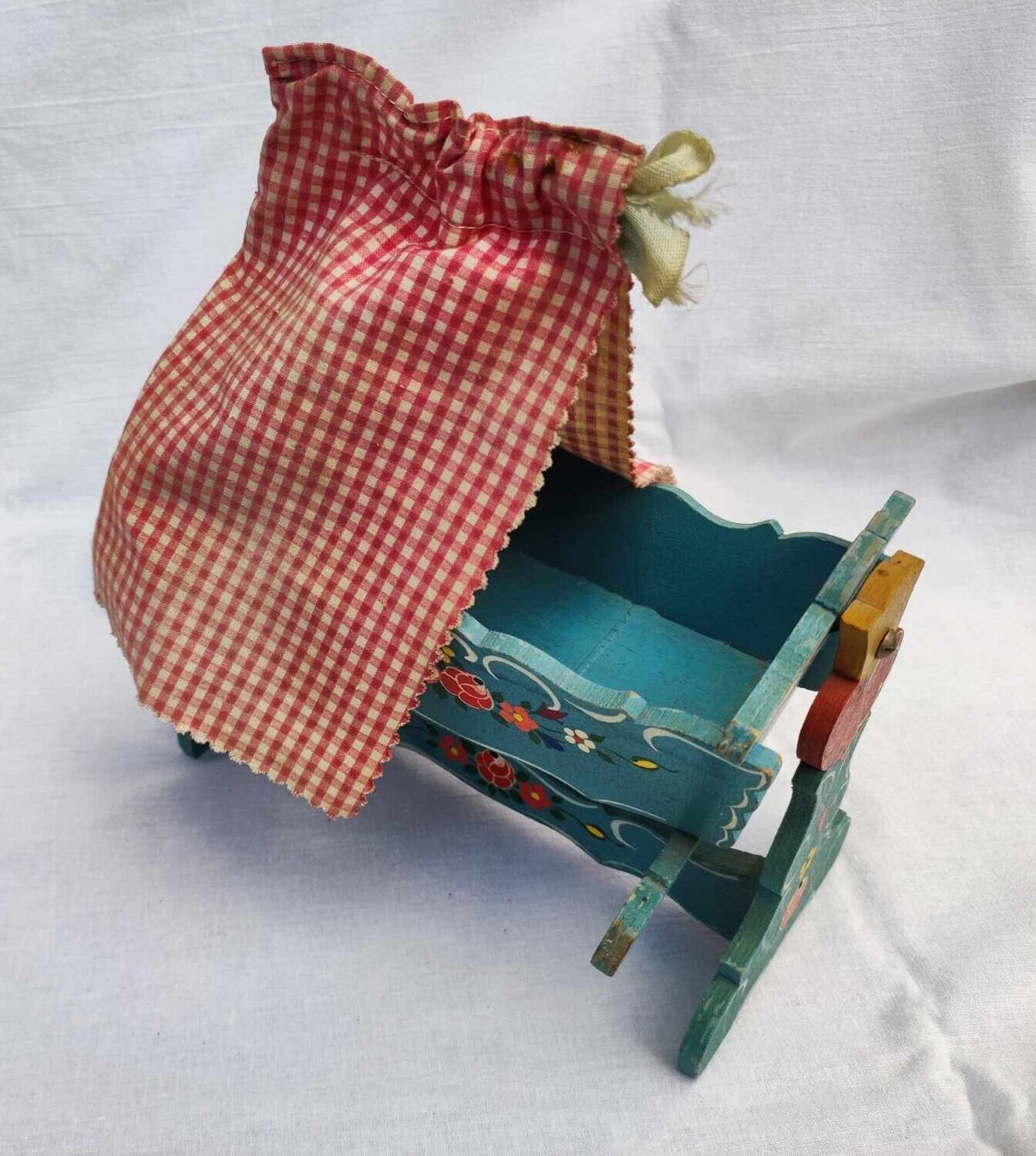 Vintage Puppenwiege mit Stoff. Vintage. Dekoartikel