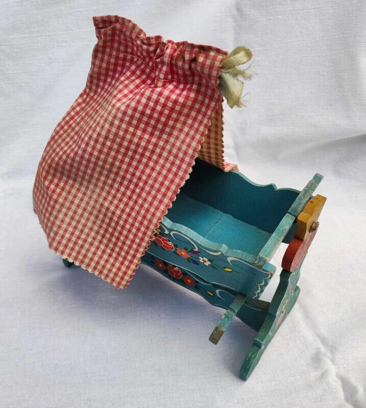 Vintage Puppenwiege mit Stoff. Vintage. Dekoartikel Vintage Puppenwiege mit Stoff. Vintage. Dekoartikel